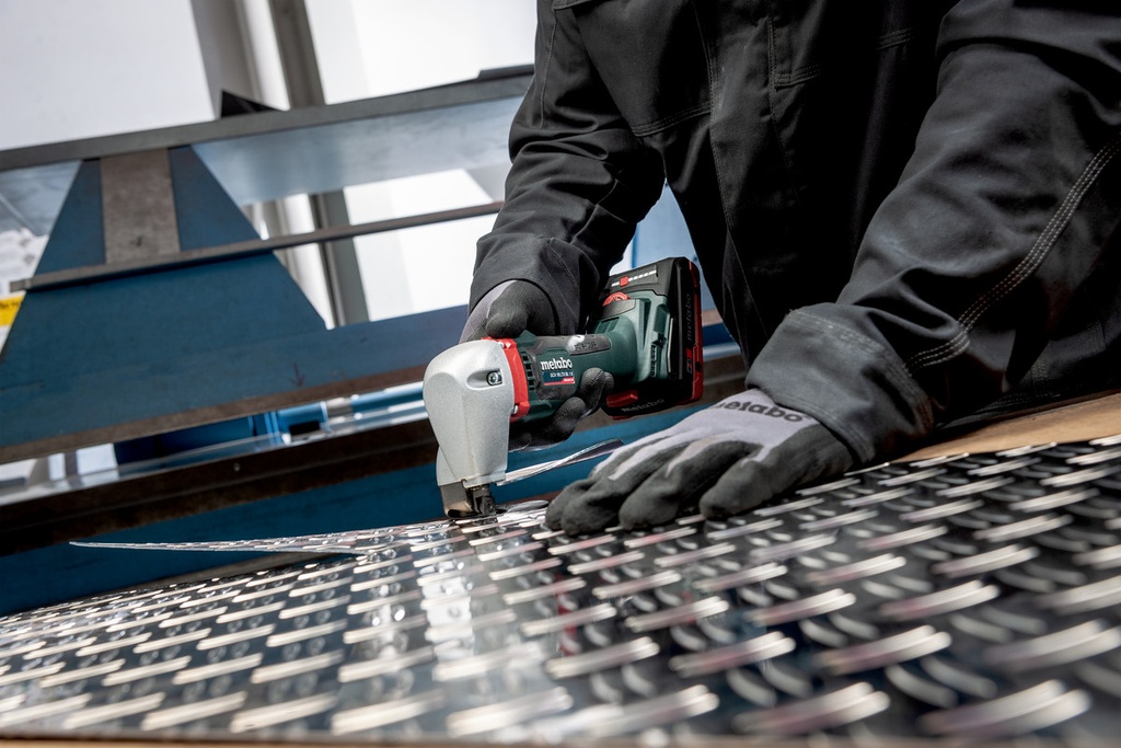 SCV 18 LTX BL 1.6 CORDLESS METAL SHEARS