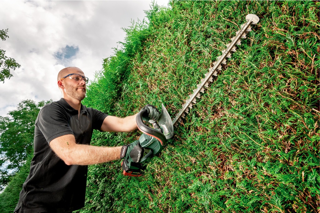AHS 18-55 V * Cordless Hedge Trimmer 